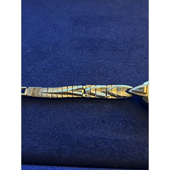 Caravelle By Bulova 15J Lady’s' Vintage Wristwatch - Picture 4 of 5